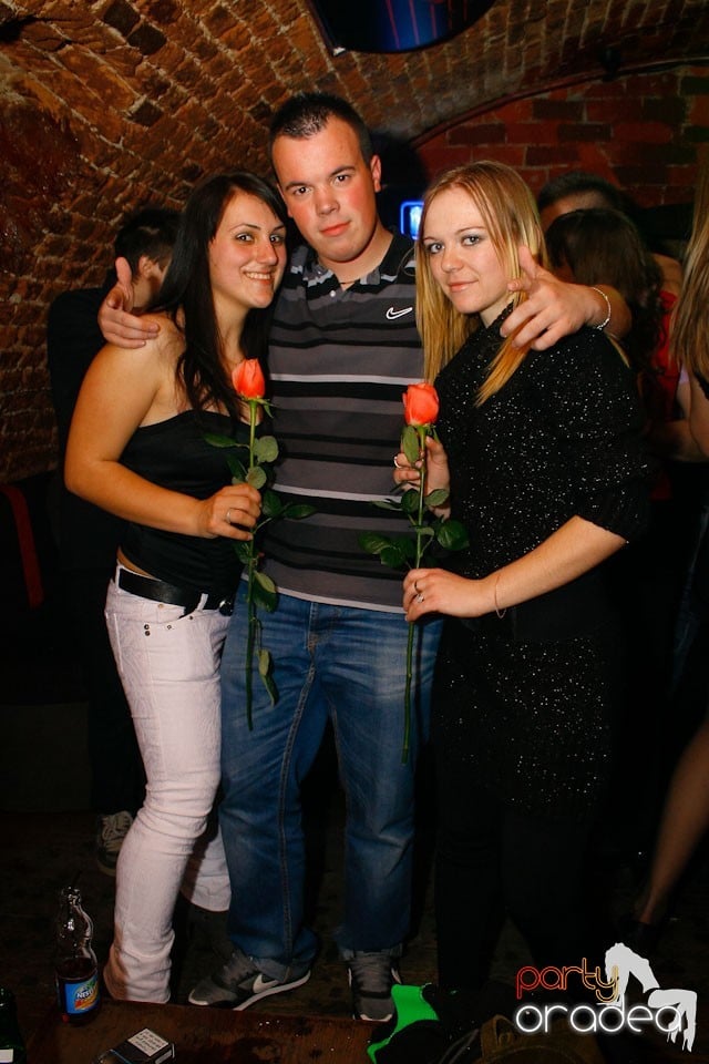 It's party time în Escape Club,
