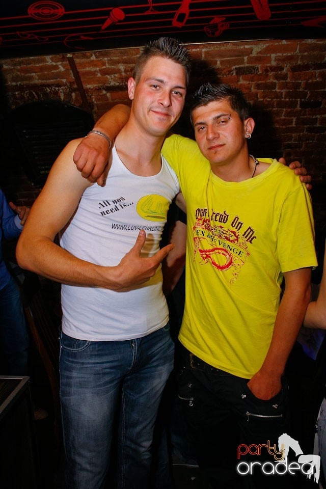 It's party time în Escape Club,