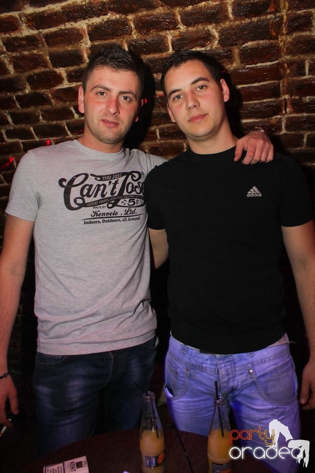 It's party time în Escape Club,