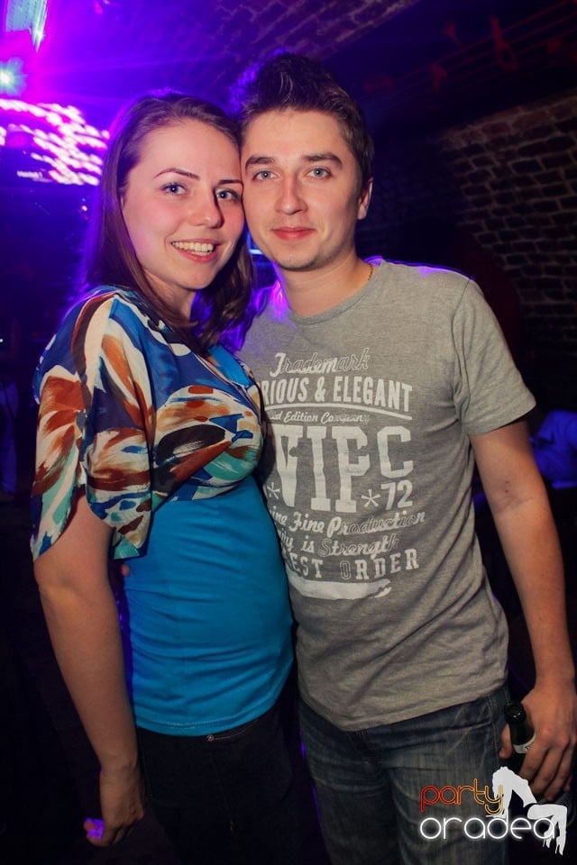 It's party time în Escape Club,