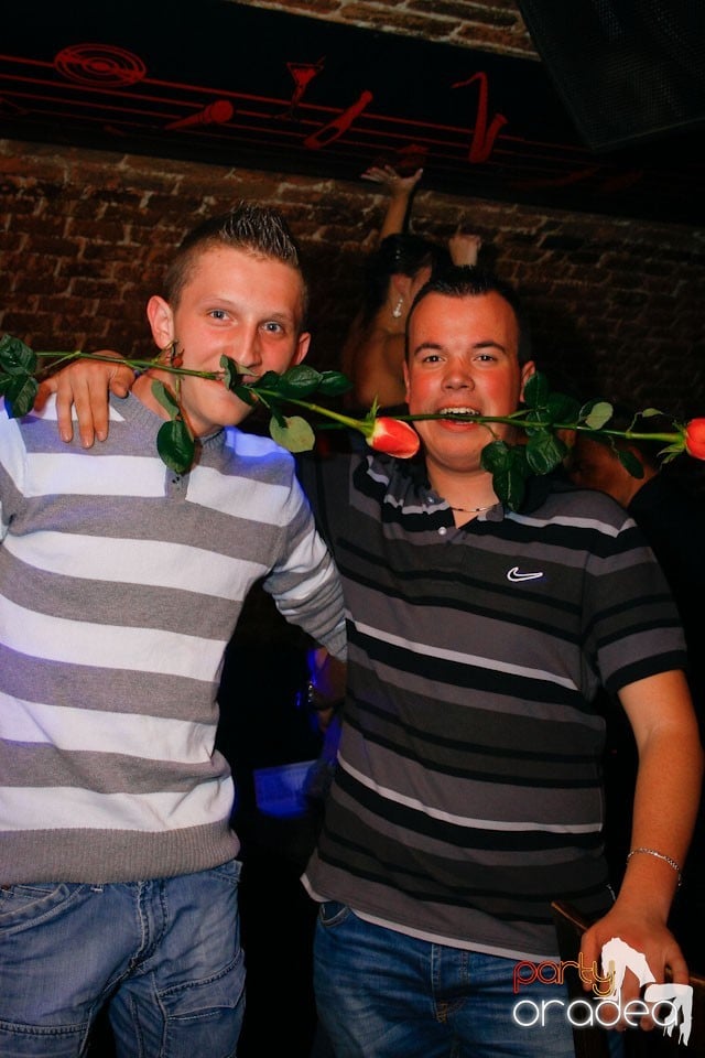 It's party time în Escape Club,