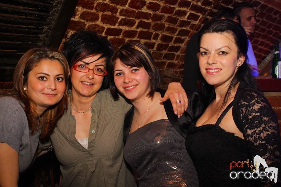 It's party time în Escape Club,