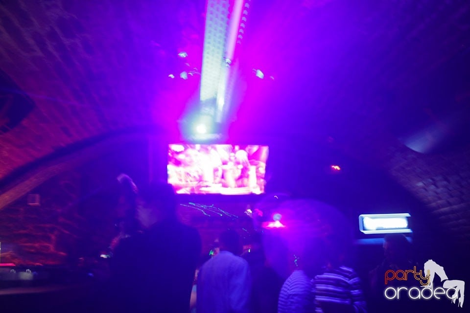 It's party time în Escape Club,