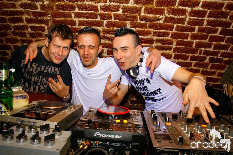 It's party time în Escape Club,