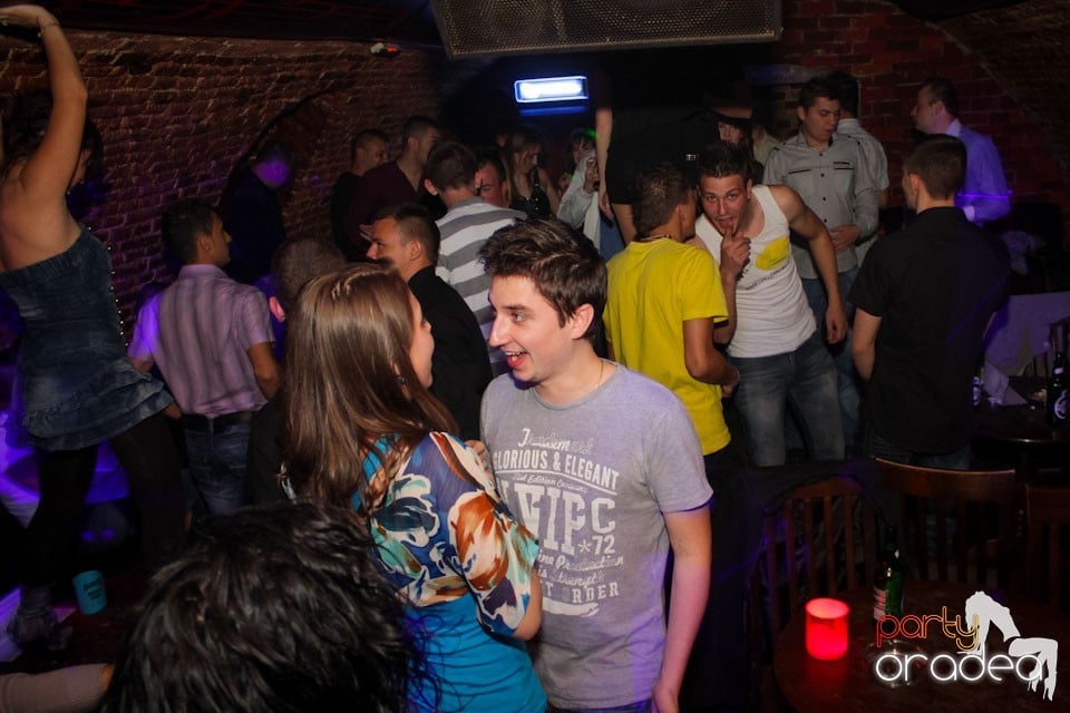 It's party time în Escape Club,