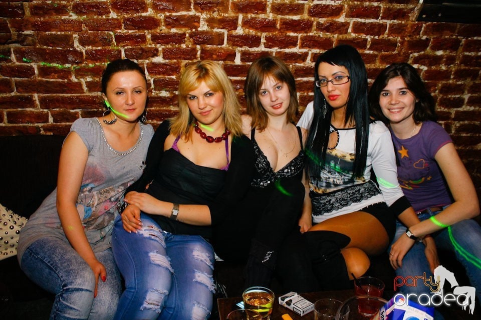 It's party time în Escape Club,