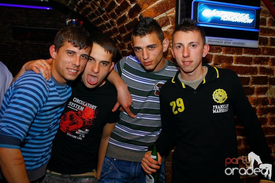 It's party time în Escape Club,