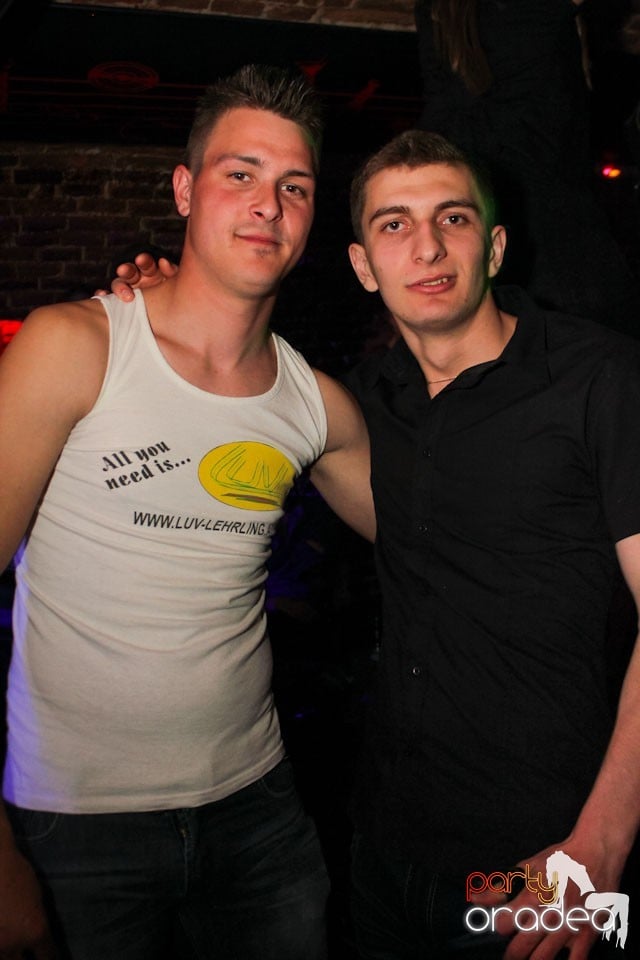 It's party time în Escape Club,