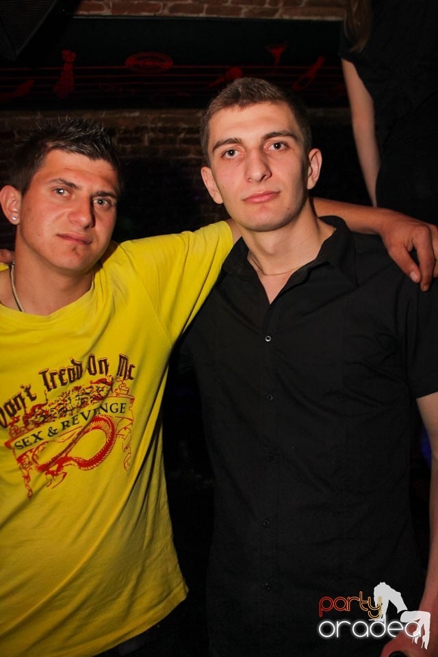 It's party time în Escape Club,