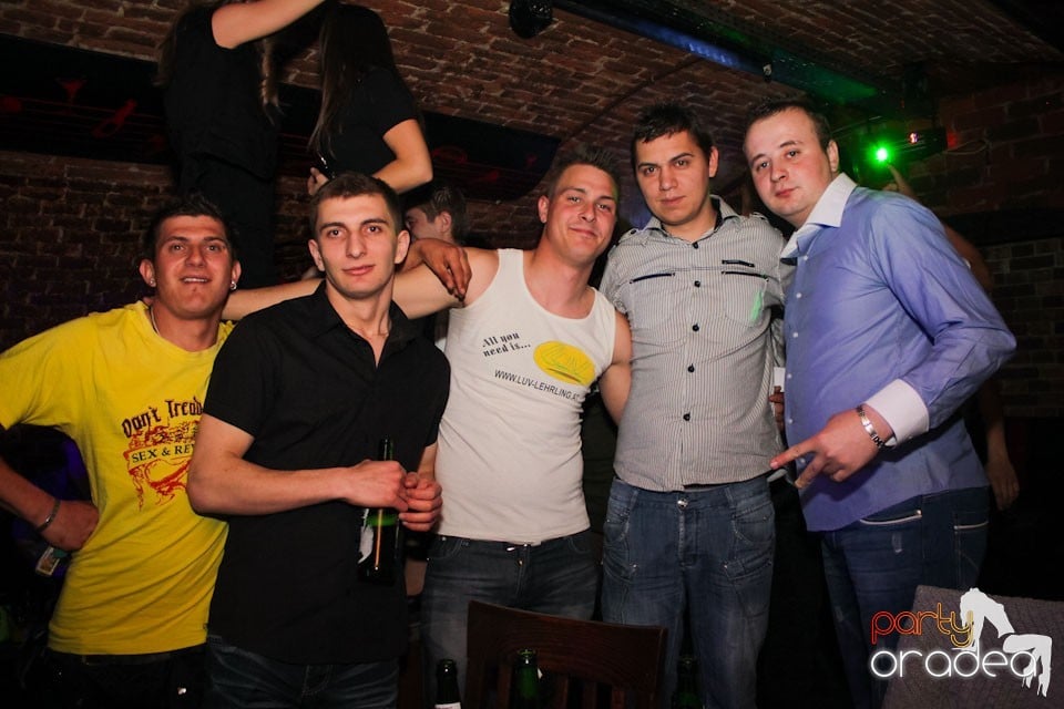 It's party time în Escape Club,