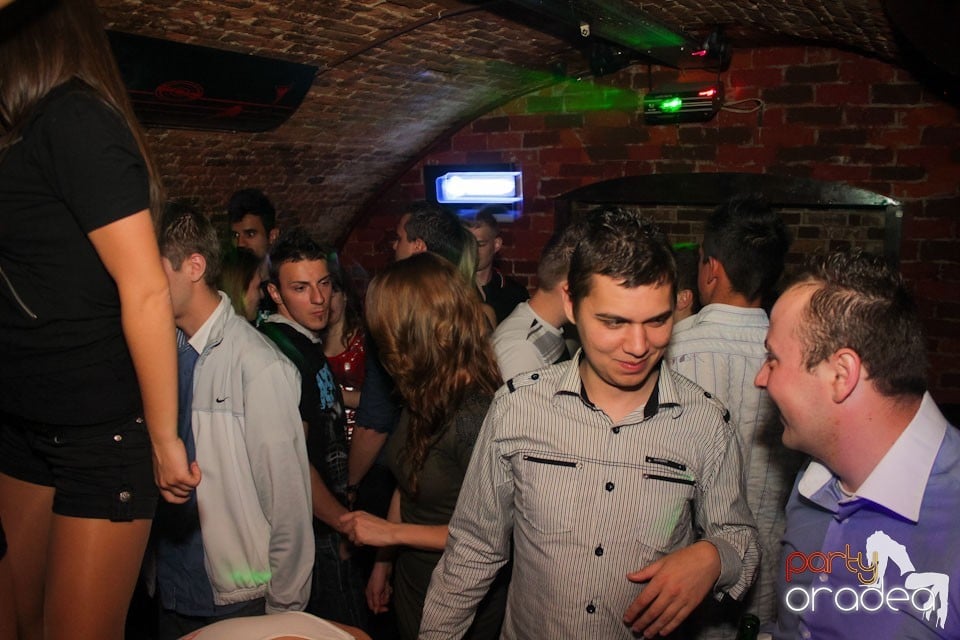 It's party time în Escape Club,