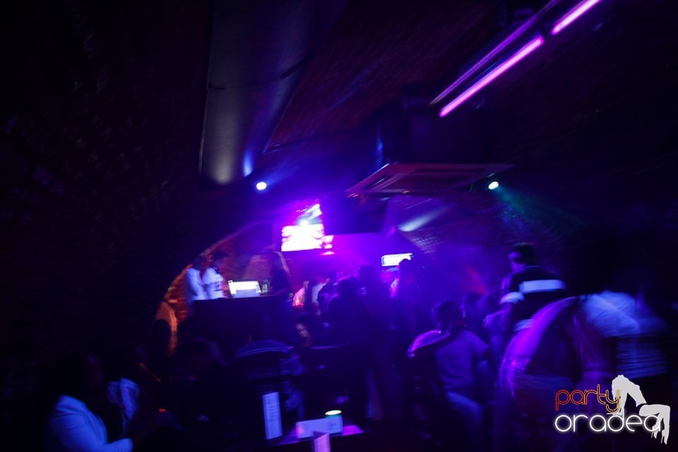 It's party time în Escape Club,