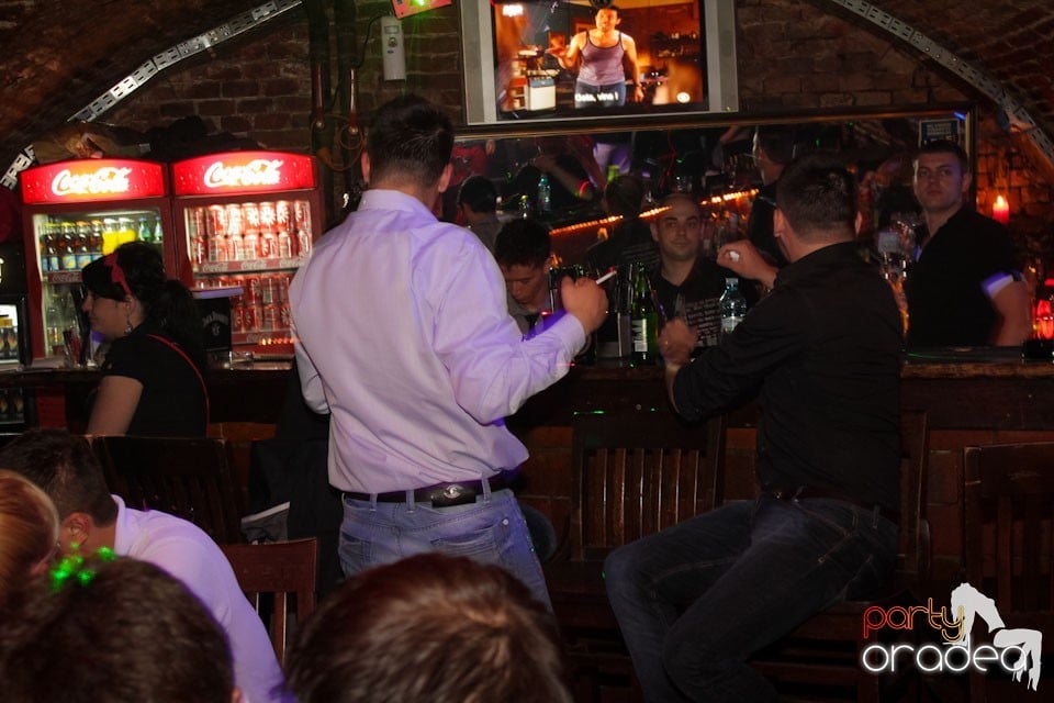 It's party time în Escape Club,