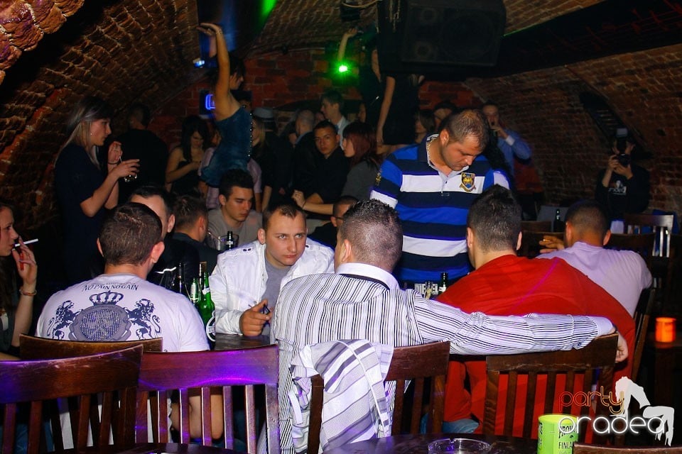 It's party time în Escape Club,