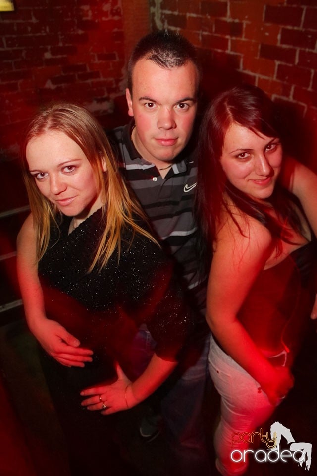 It's party time în Escape Club,