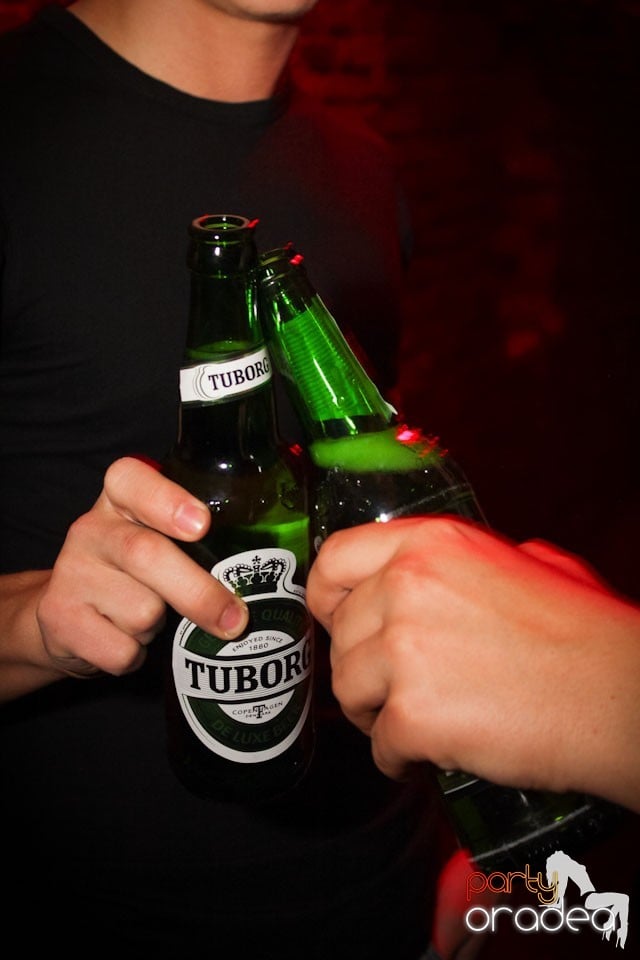 It's party time în Escape Club,