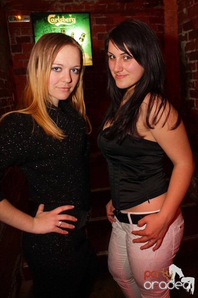 It's party time în Escape Club,