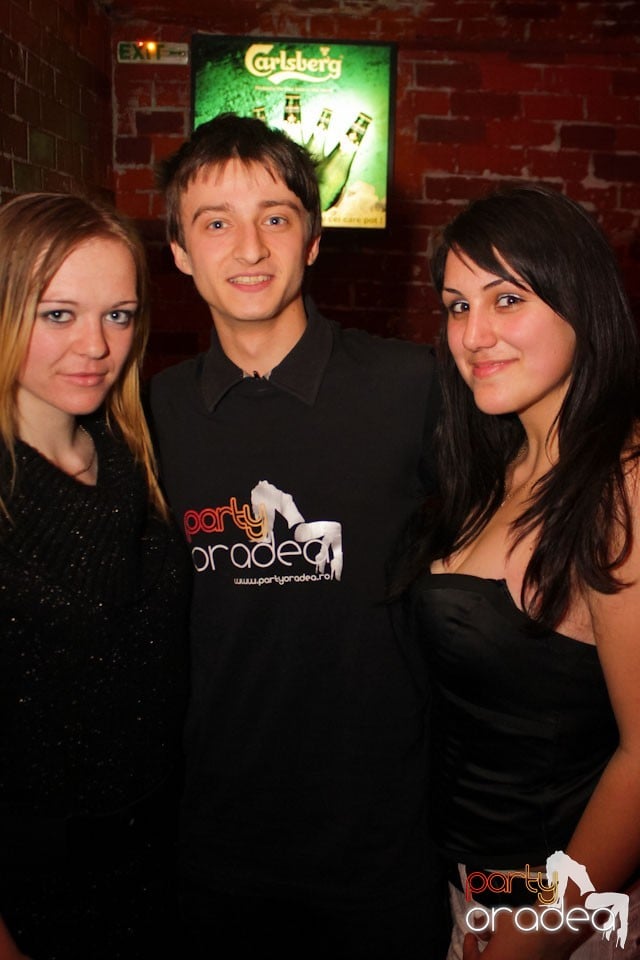 It's party time în Escape Club,