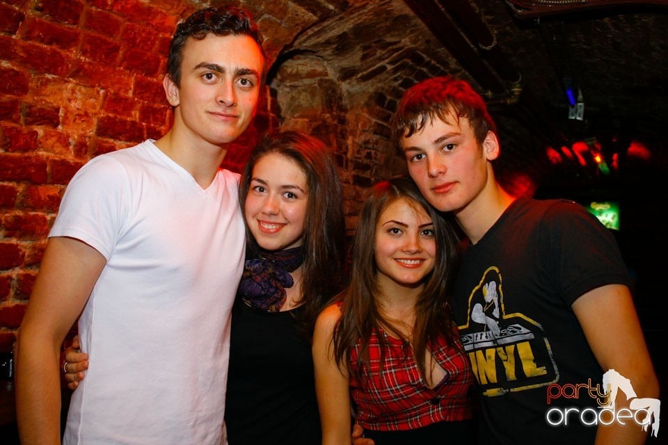 It's party time în Escape Club,