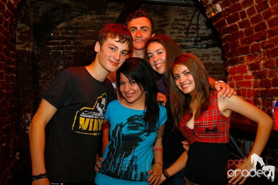 It's party time în Escape Club,