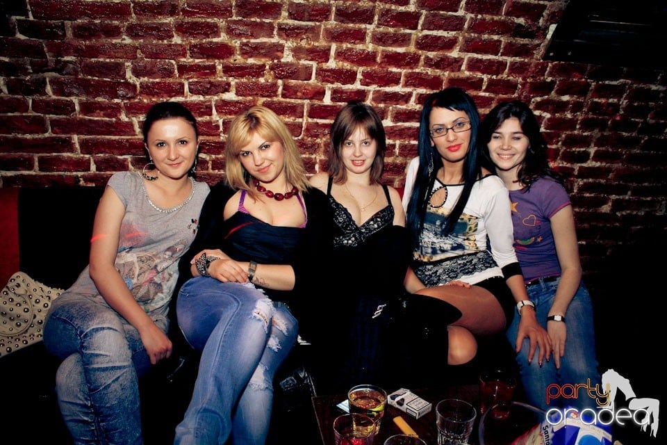 It's party time în Escape Club,