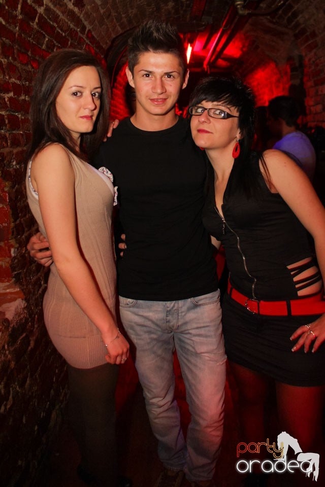 It's party time în Escape Club,
