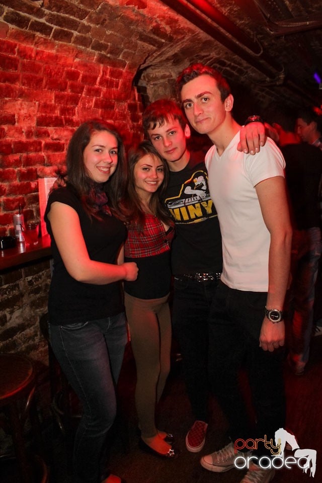 It's party time în Escape Club,