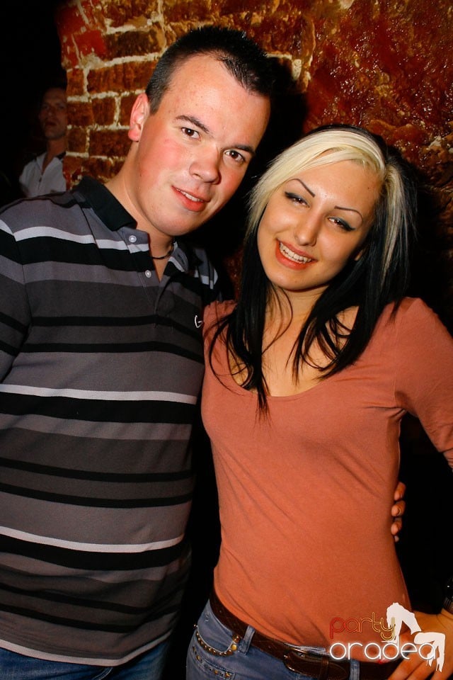 It's party time în Escape Club,