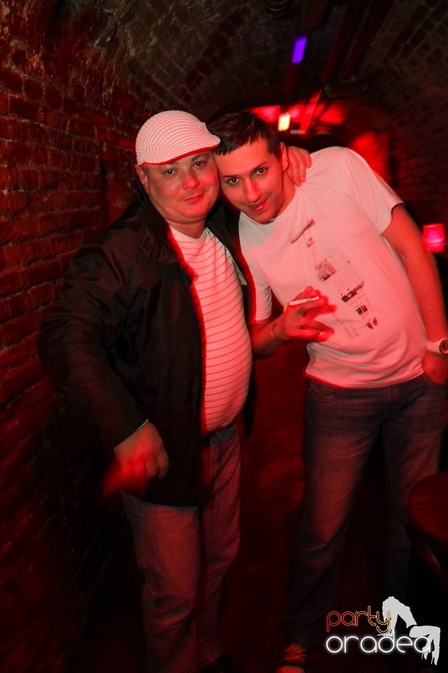It's party time în Escape Club,