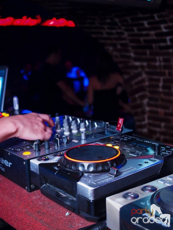 It's time for Party în Club Escape, 