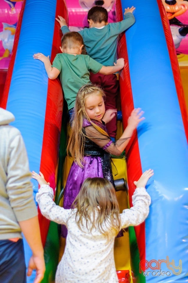 Joc şi voie bună la Oradea Shopping City, 