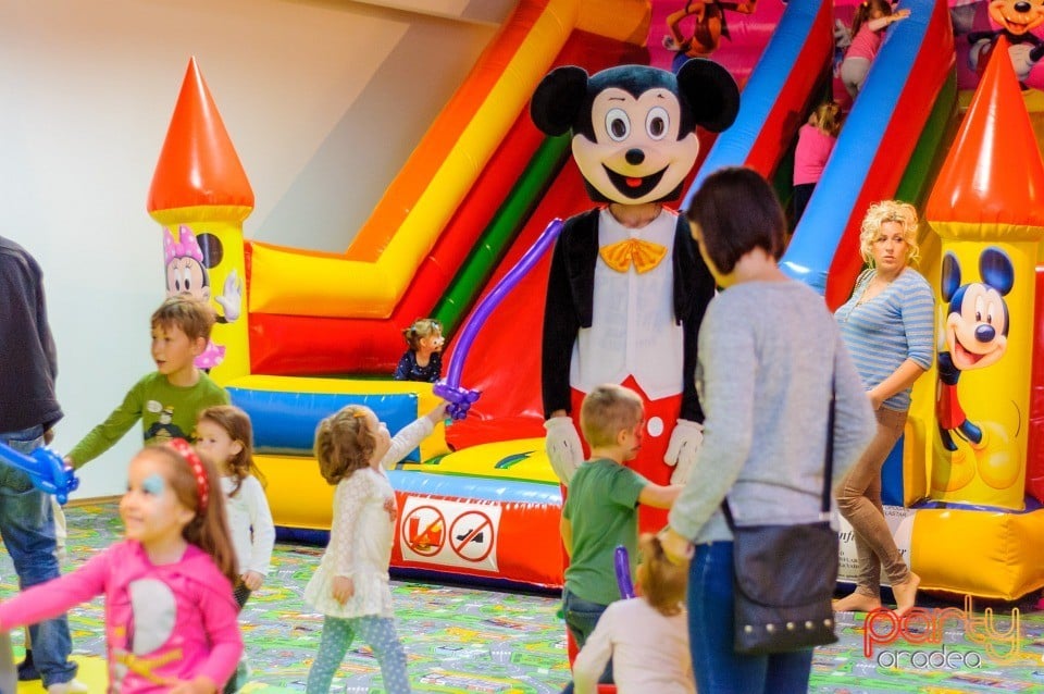 Joc şi voie bună la Oradea Shopping City, 