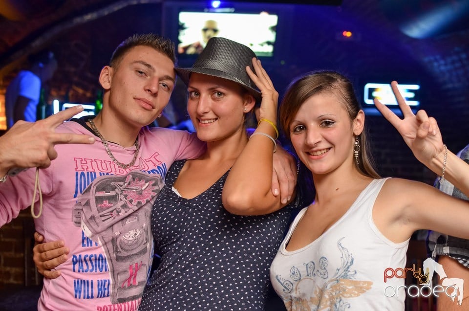 Joi e Beer Night în Club Escape,
