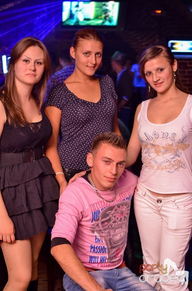 Joi e Beer Night în Club Escape,