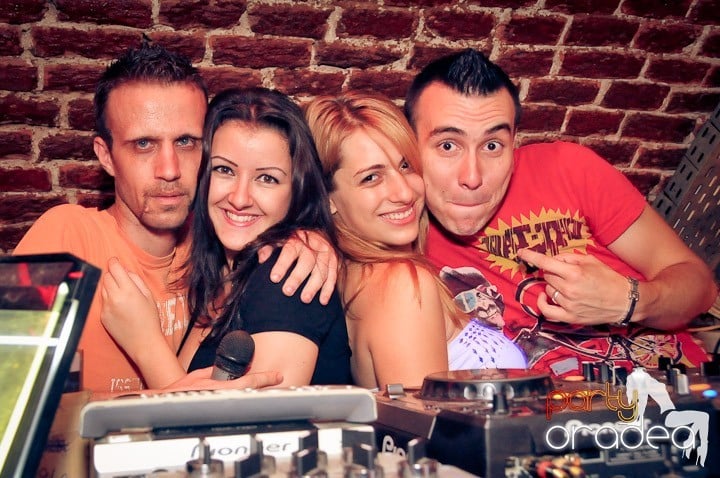 Joi petrece toată lumea în Esacpe!, 