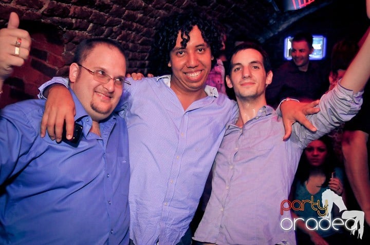 Joi petrece toată lumea în Esacpe!, 