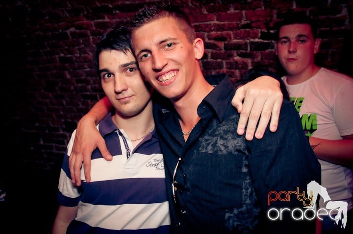 Joi petrece toată lumea în Esacpe!, 