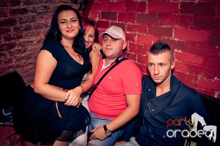 Joi petrece toată lumea în Esacpe!, 