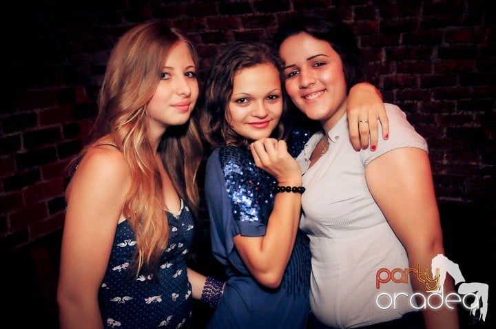 Joi petrece toată lumea în Esacpe!, 