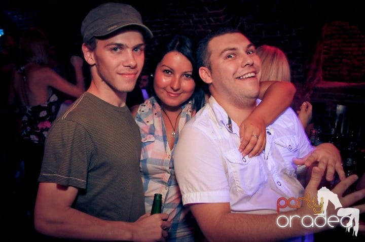 Joi petrece toată lumea în Esacpe!, 