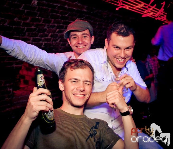 Joi petrece toată lumea în Esacpe!, 