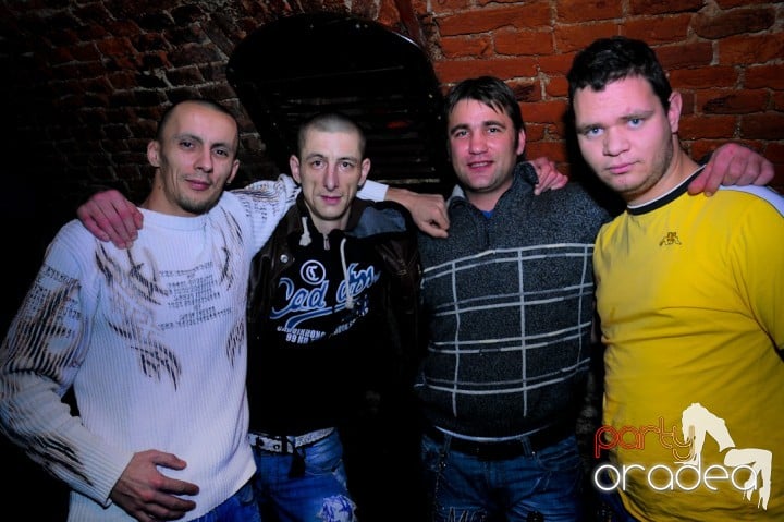 Joi seara e distracţie în Escape,