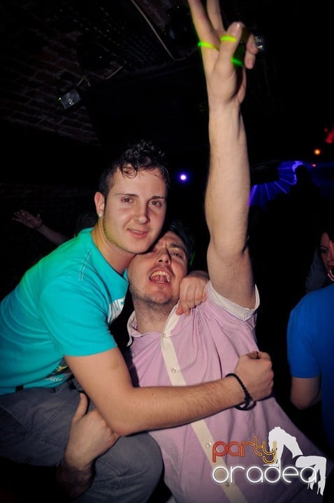 Joi seara e distracţie în Escape, 