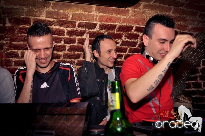 Joi seara e distracţie în Escape, 