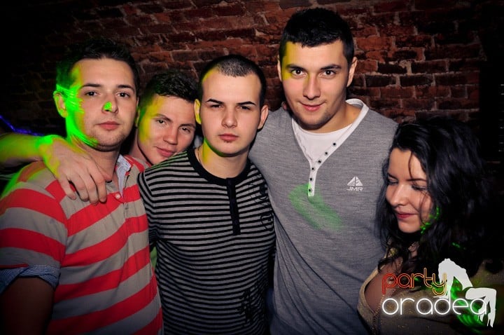 Joi seara e distracţie în Escape, 