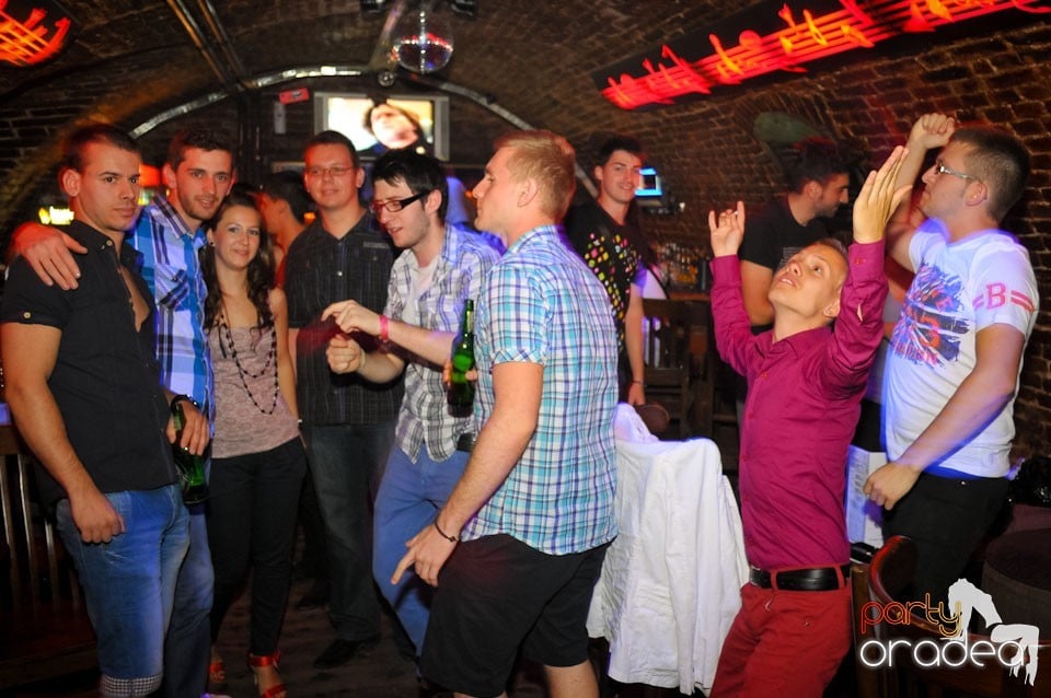 Joi seara e Holsten Party în Club Escape, 