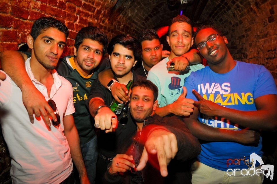 Joi seara e Holsten Party în Club Escape, 