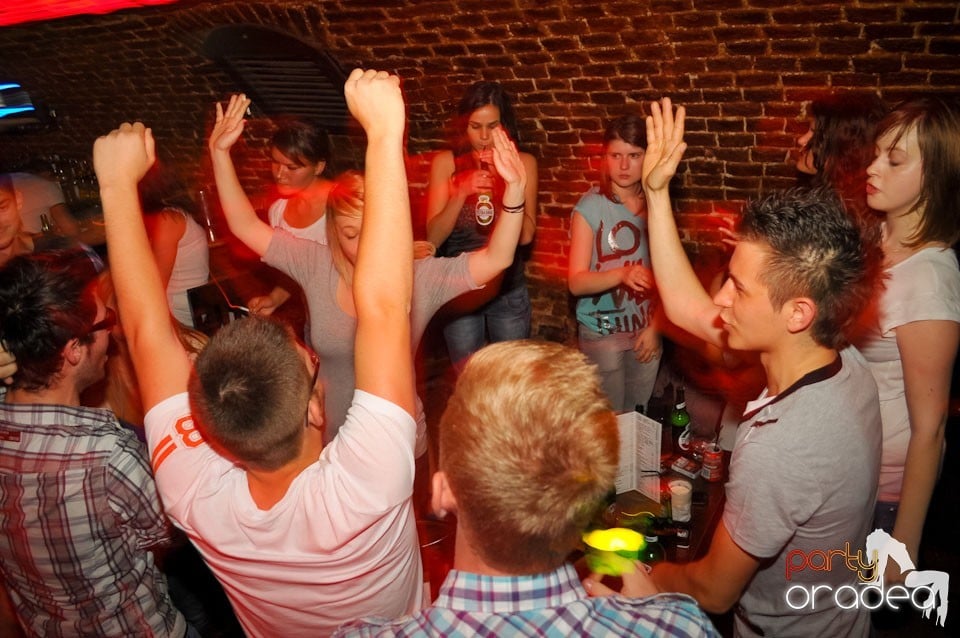 Joi seara e Holsten Party în Club Escape, 