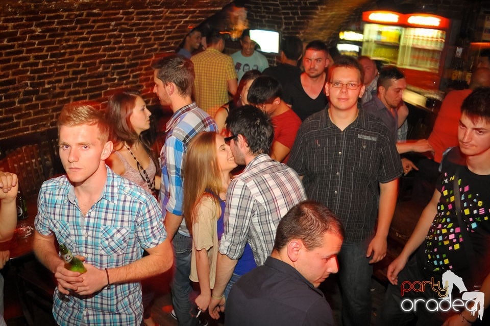 Joi seara e Holsten Party în Club Escape, 