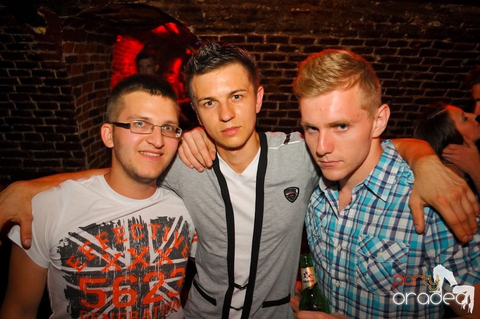 Joi seara e Holsten Party în Club Escape, 